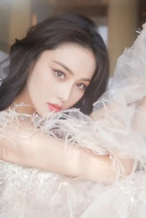 张馨予羽毛钉珠连衣裙