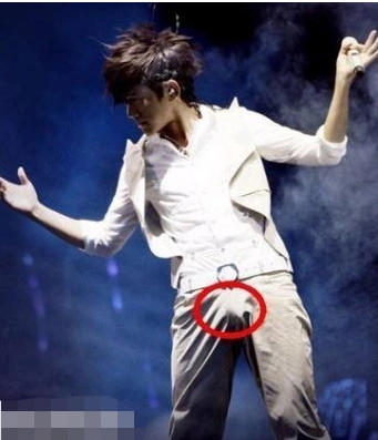 男明星起生理反应的尴尬瞬间,他们又是如何解决?网友:涨知识了