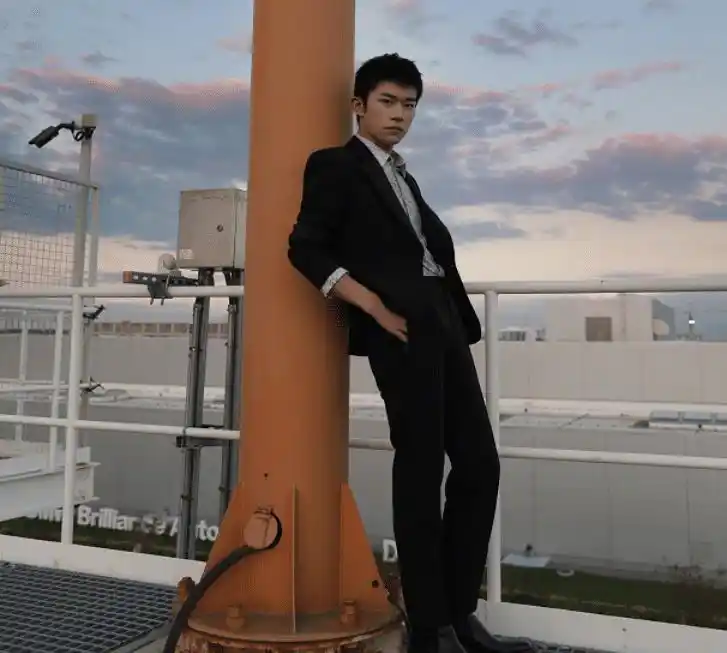 易烊千玺平头亮相,狗啃式刘海太吸睛,原来四字弟弟还可以这样帅