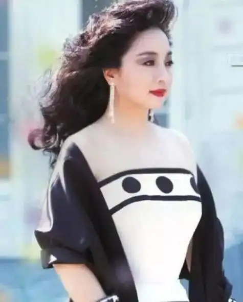 央视春晚为她破例坚持保留国籍不去美国69岁仍单身却值得钦佩