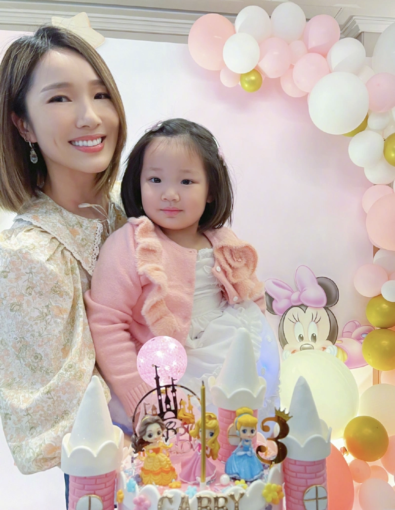 王祖蓝晒全家福为俩女儿庆生,1岁妹妹很高冷,3岁姐姐镜头感十足