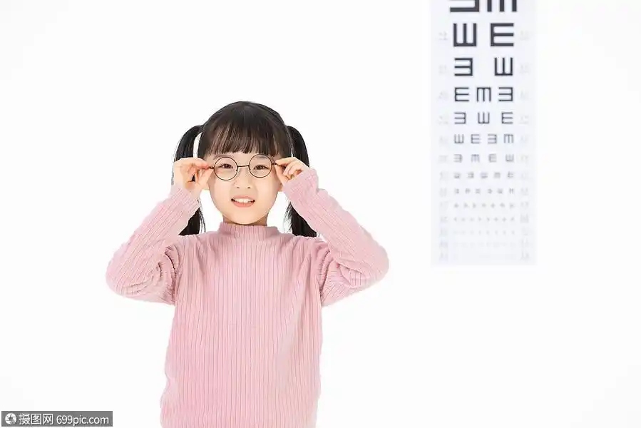 戴眼镜的小女孩近视眼视力检测