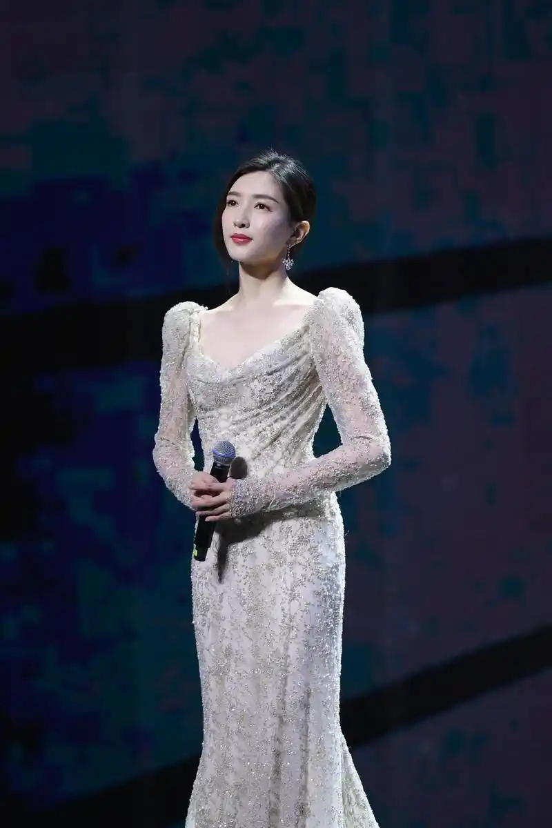 江疏影有大胆穿的资本,一袭不规则鎏金抹胸裙性感时髦,优雅大方