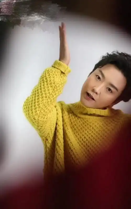 42岁李玉刚近照曝光脸部圆润嘴唇油光锃亮被嘲像富态中年大妈