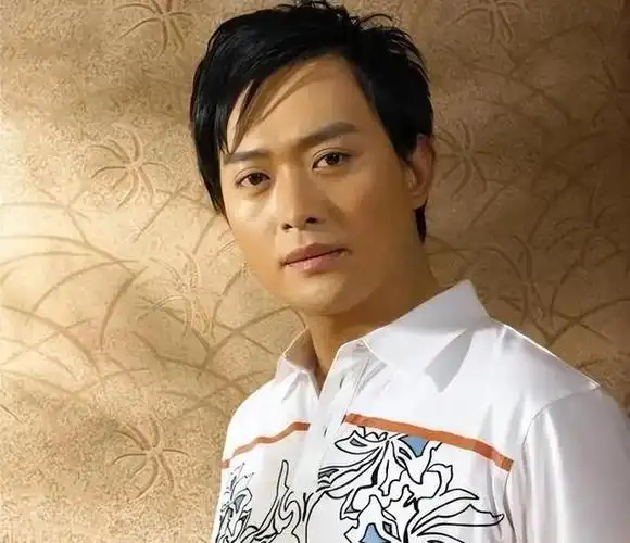 黄海冰,一位备受瞩目的年轻演员,曾在90年代的古装剧中走红.