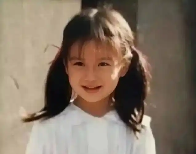 在她几个月大的时候,就被送到了外婆家生活,基本上是在外婆的陪伴下