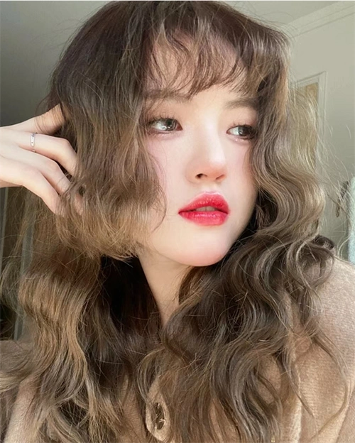 卷发公主切正流行 出街回头率100%_女生卷发 - 美发站