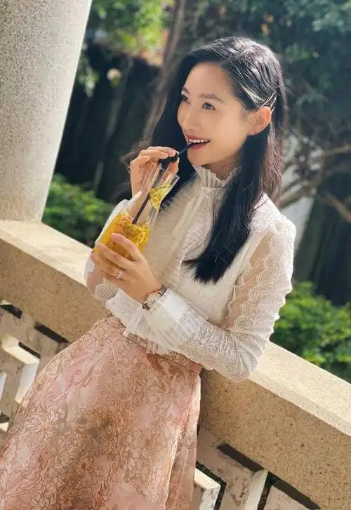 "安陵容"扮演者陶欣然营业,穿波点西装加闪光礼裙,大气又妩媚