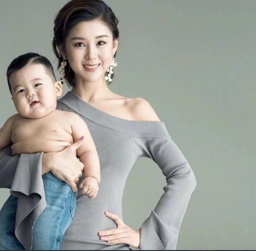 李小萌力气大,王雷老婆单手抱娃还叉腰,雷蒙德用手擦鼻子显大牌