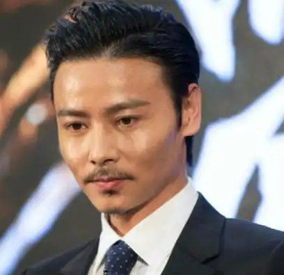 从软饭男到西装暴徒,娶了蔡少芬的张晋成功转变成了人生的胜利者