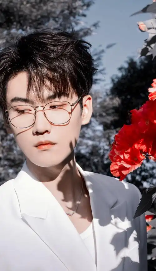 周柯宇白西装金丝眼镜随拍