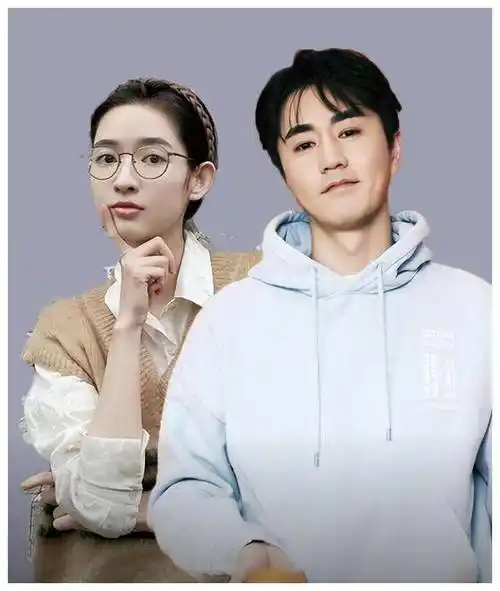 杨玏现身街头与10岁女友王玉雯合体,举止亲密搂抱,引发关注.