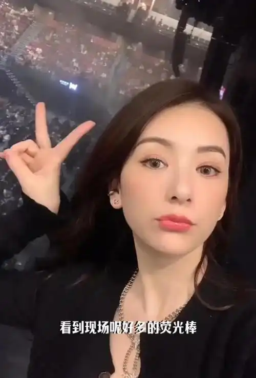 方媛现身澳门看演唱会两个女儿跟爸爸唱歌郭富城送飞吻好有爱