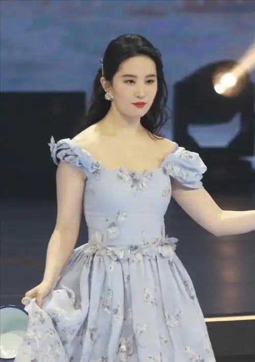 刘亦菲下车被偷拍,看到她关掉美颜滤镜后的腿,网友直呼:太真实