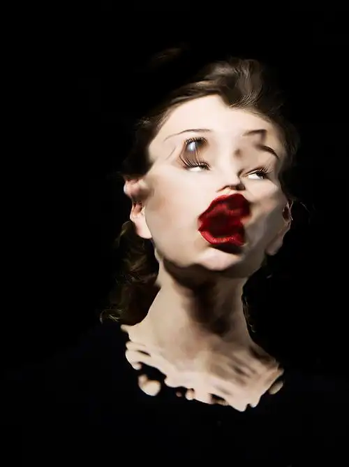 一个女性扭曲的水肖像图片