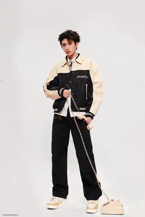 硬照的神@时代少年团-严浩翔#elle风尚大典明星红毯