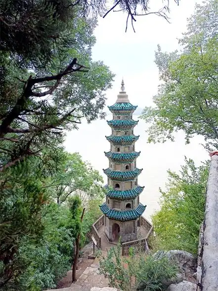 石钟山,位于江西省九江市湖口县,长江与鄱阳湖交汇处.海拔61.