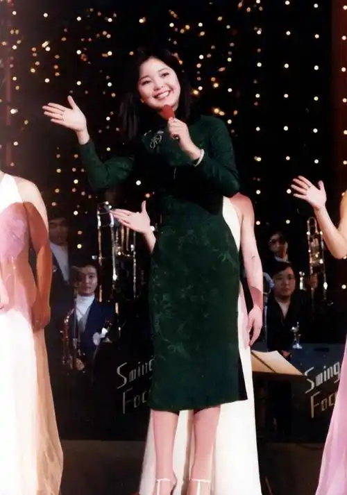 从张曼玉到袁泉,8位"旗袍绝色"女星,演绎最经典的东方美_邓丽君_气质