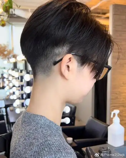 当下最火女发来了,两侧掏空推后脖短发,喜欢别错过|发型|短发|理发师