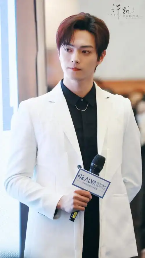 许凯白色西装氛围感大片##上海环球港遇见许凯