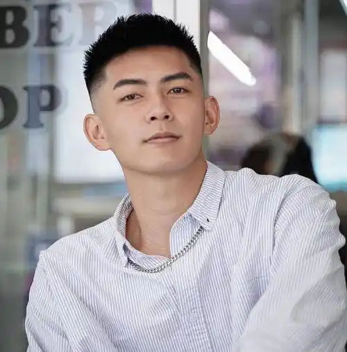 30岁男生别只会剪"板寸",试试这6款潮流发型,干净帅气有魅力_头发