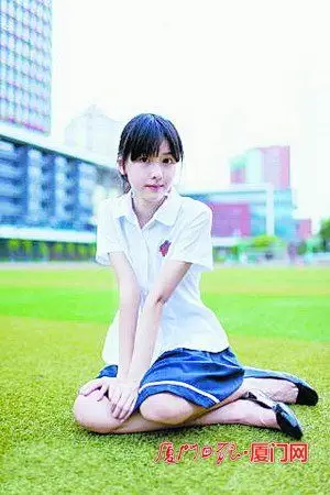 陈都灵生于厦门,初中就读厦门市音乐学校,高中就读厦门一中,目前是