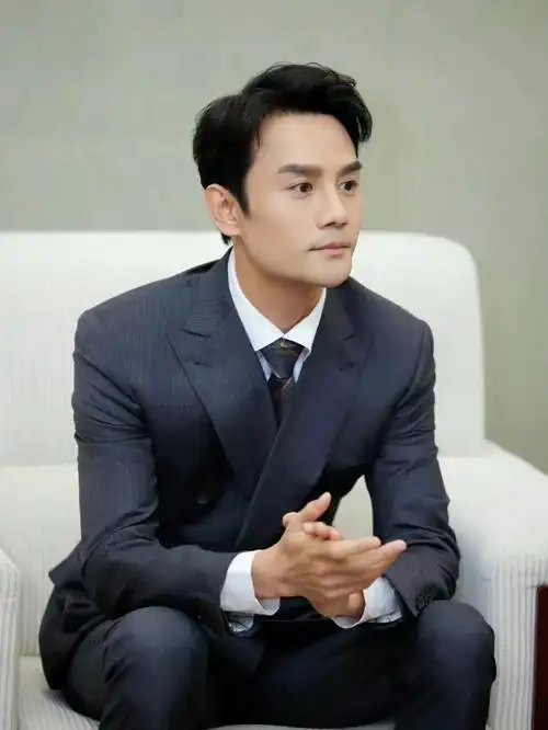 王凯参加活动照片曝光,身穿西服,庄重又帅气,每一个角度都无懈可击