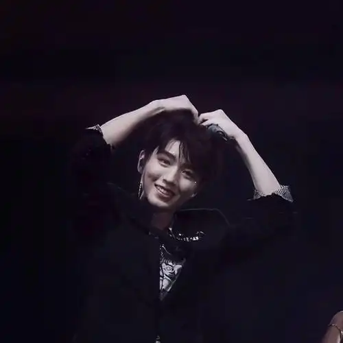 王俊凯的各式各样比心合集 小机灵鬼有无数种比心方式_爱心