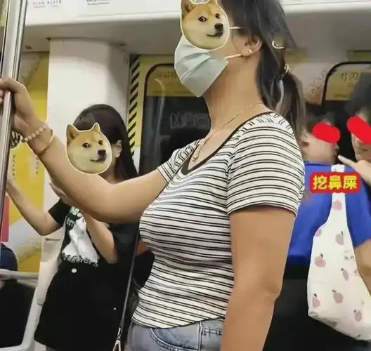 地铁尴尬时刻情侣大秀恩爱让乘客无所适从