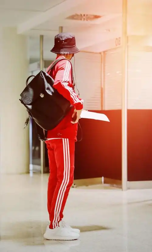 给甜馨理发 素颜无滤镜肤色暗沉显憔悴9图秦舒培上演赤脚戈壁大片