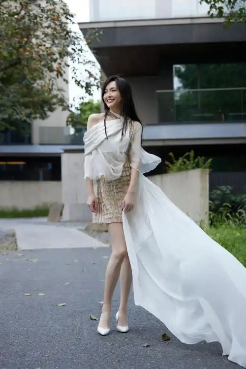 唐嫣金色白纱短裙造型##唐嫣白纱短裙大片花絮live图