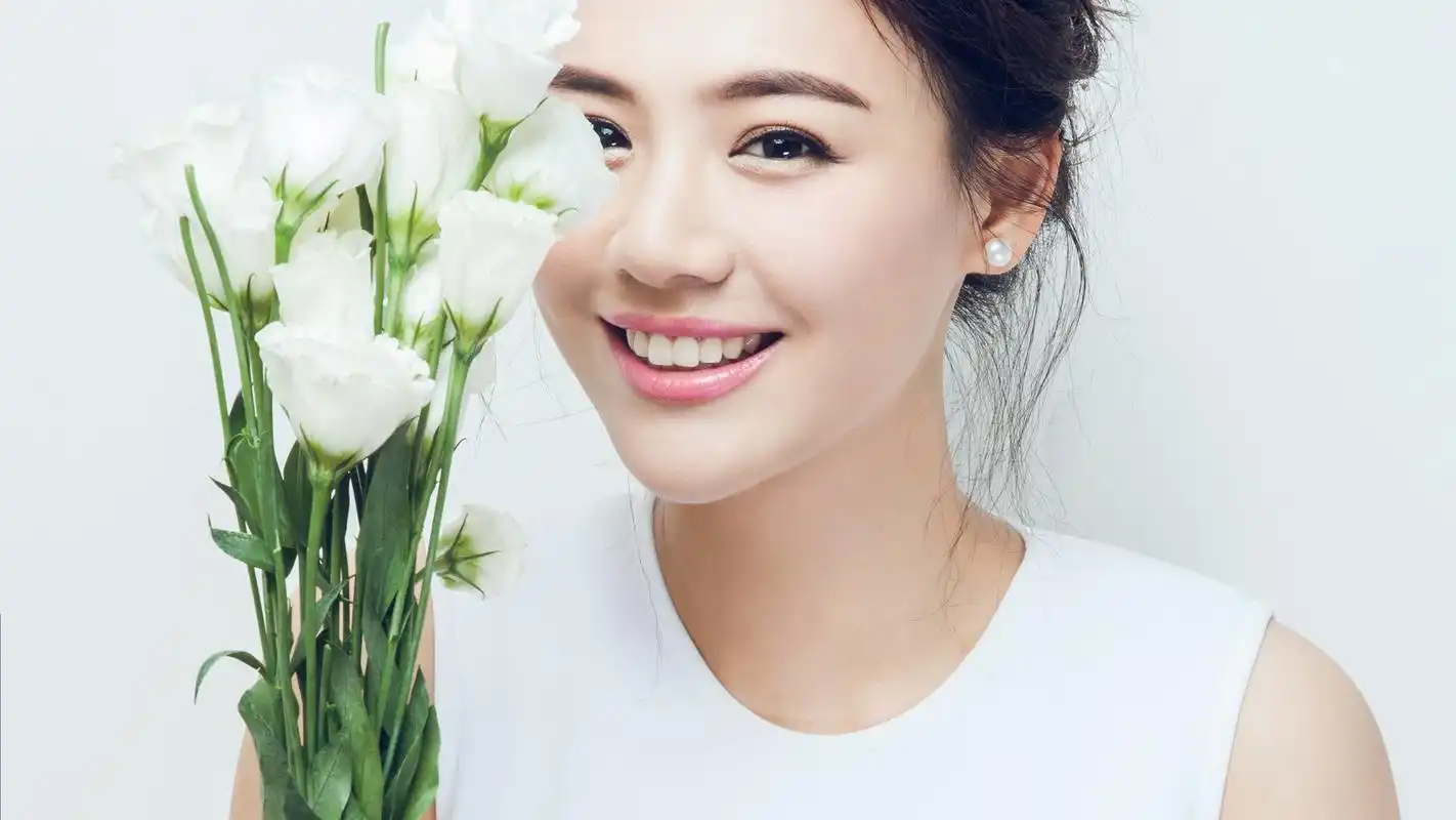 马思纯手持鲜花马笑容洋溢写真