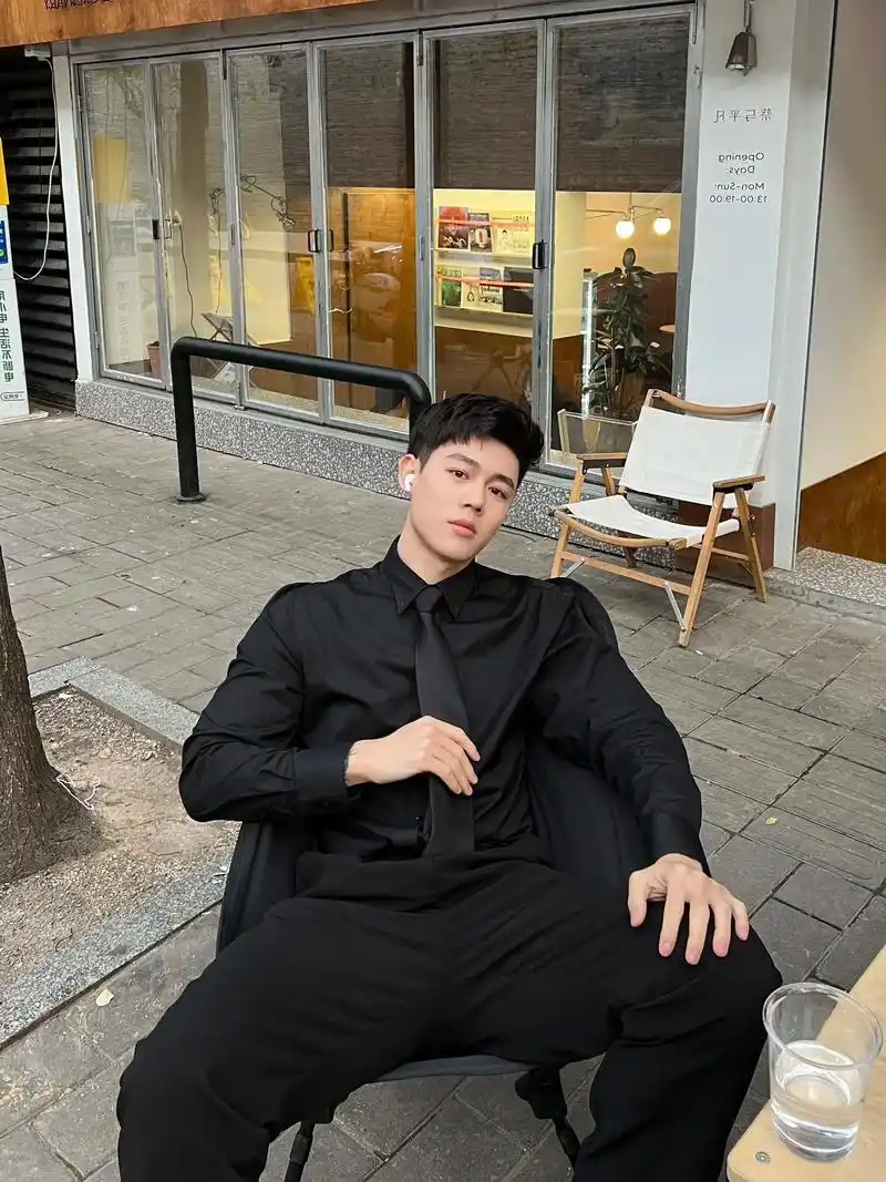 憋说话,吻我.#男生穿搭 #成熟稳重的男人应该是什么样子 # - 抖音