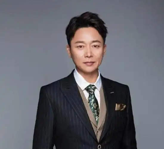 男演员们的油腻,到了一定的年纪,身材管理再做不到位,形象上面也会大