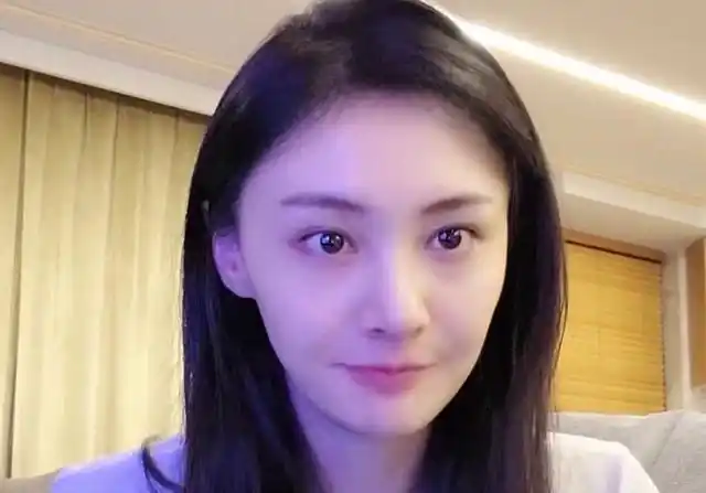 郑爽素颜清新出镜,清纯可爱颜值回春,甜到姨母笑