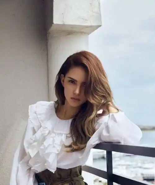 昆凌拍时尚写真,连换三款发型,头发扎的那么高,很有个性!