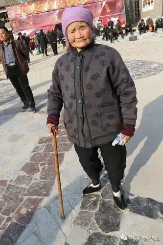九旬小脚老太太逛武功河滩会,夸赞社会好得很,越来越好了