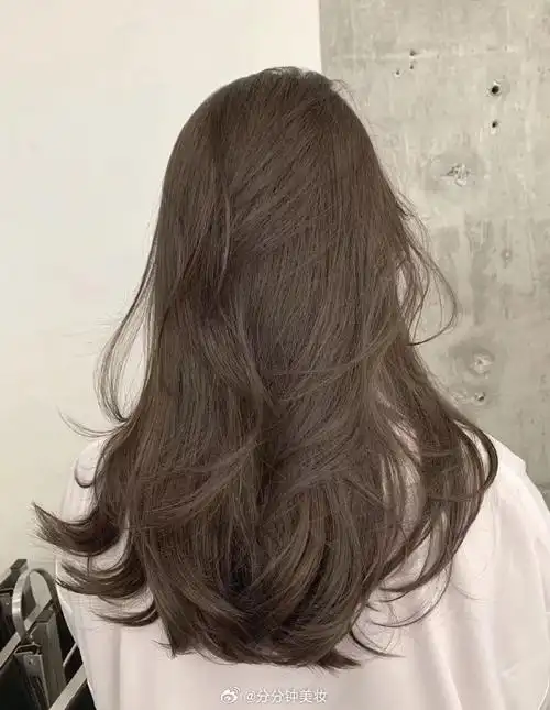 冷茶棕发色,既不需要漂发,又能呈现出清新自然的气质.