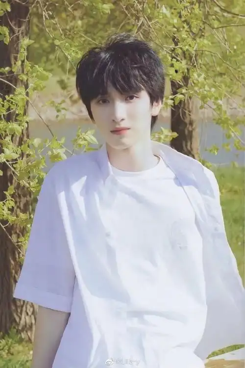 严浩翔 云程发轫万里可期#远处大楼灯火阑珊在静谧中酣然入梦少女轻笑