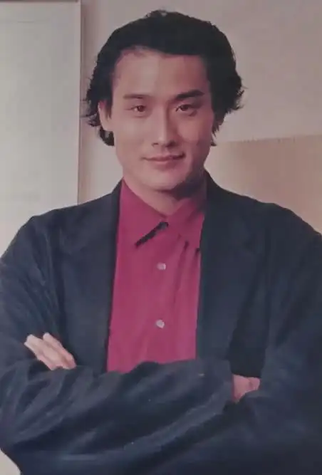 60岁梁家辉一头黑长发穿拖鞋与影迷合照,网友:差点以为是李咏