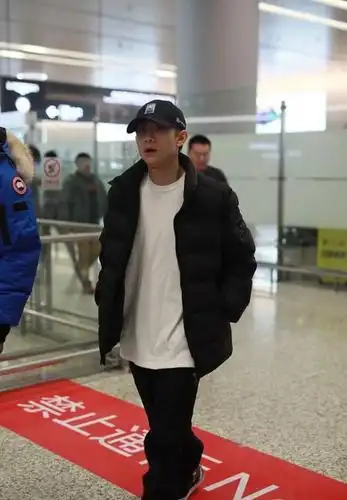 张一山一身休闲装走机场,穿搭低调不像明星,黑白配显帅气