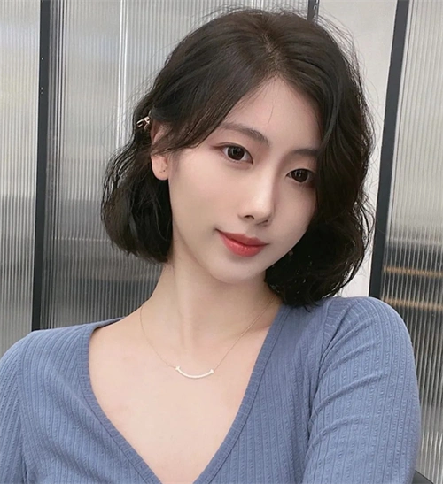 空气蓬松短烫发 少发量爆款发型_女生烫发 - 美发站