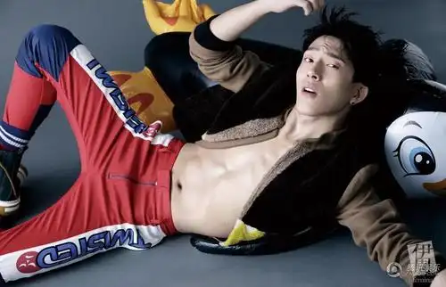 高清井柏然杂志大片曝光裸上身秀完美人鱼线