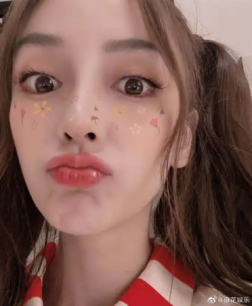 angelababy嘟嘴自拍