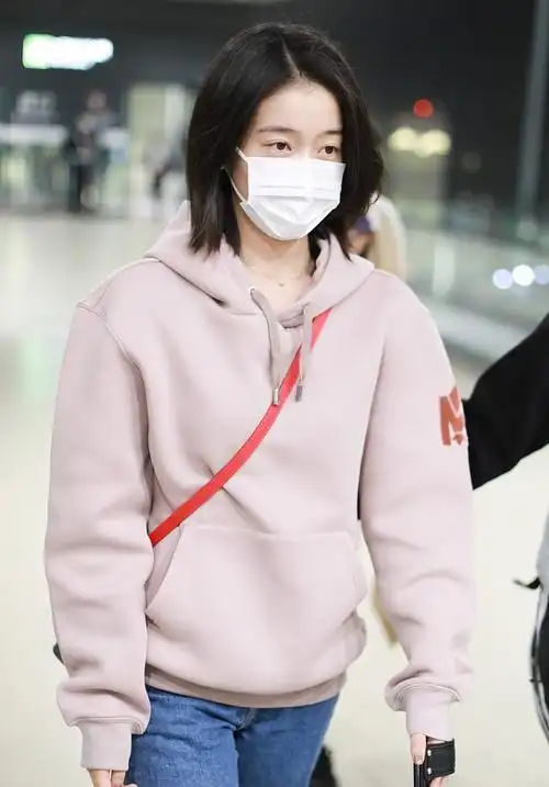 张雪迎卫衣休闲低调可爱机场照图片