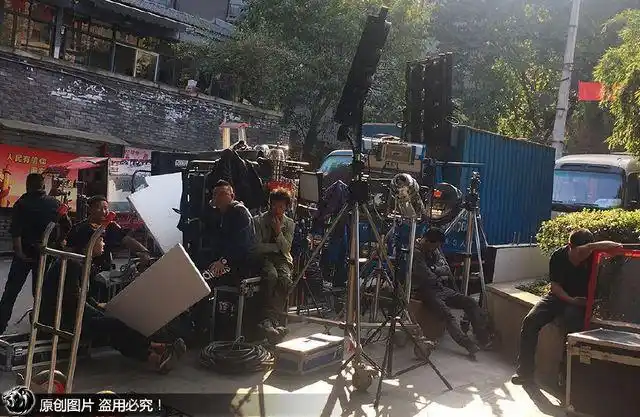 剧组工作人员和大量的拍摄设备.