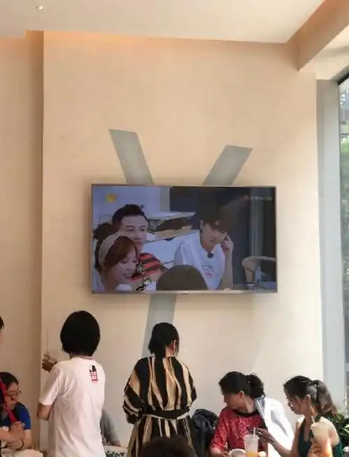 王俊凯家奶茶店顺利开张店里摆满全家福粉丝慕名前来捧场