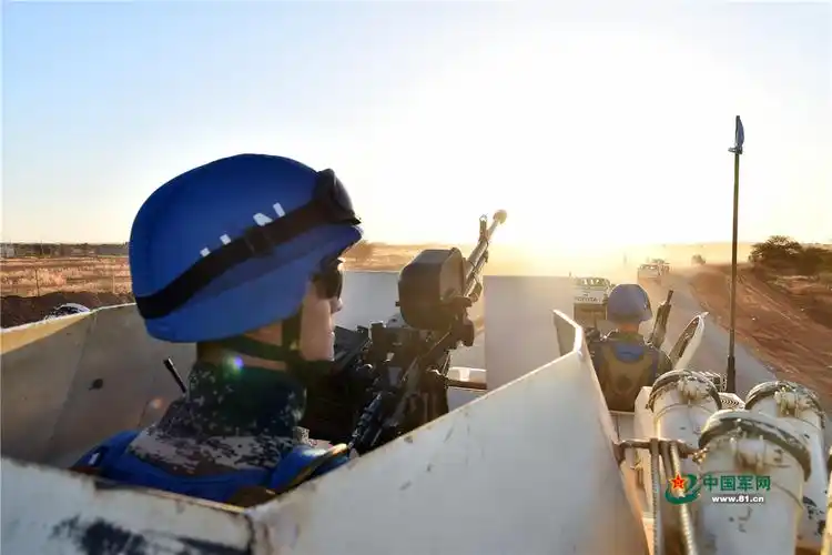 中国蓝盔战地迎新春在战地迎接新年钟声