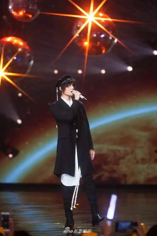 杨洋彩排素颜照脸部疑受伤 戴假发贝雷帽亮相帅气_娱乐频道_中国青年