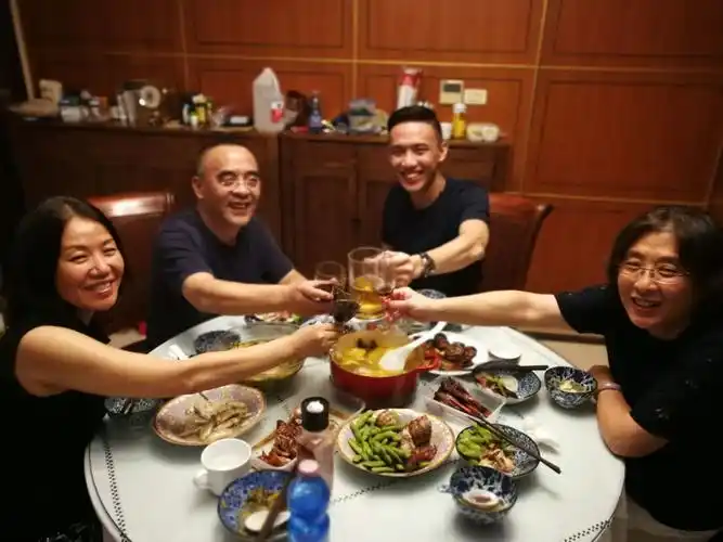 亲朋好友团圆聚会合影.